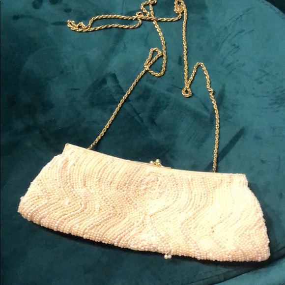 Vintage Handbags - Vintage Beaded Creme Gold Chain Night Bag